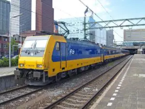 Op 11 juli 2018 staat de Intercity naar Eindhoven klaar voor vertrek in Den Haag Centraal. Trekkracht is TRAXX 186 030