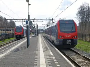 Voor de treindienst van Gouda naar Alphen aan de Rijn zijn de tweedelige Flirt-treinstellen in de uitmonstering van R-Net aangebracht. Op 4 april 2018 kruisen de 2011 en 2013 in Boskoop.