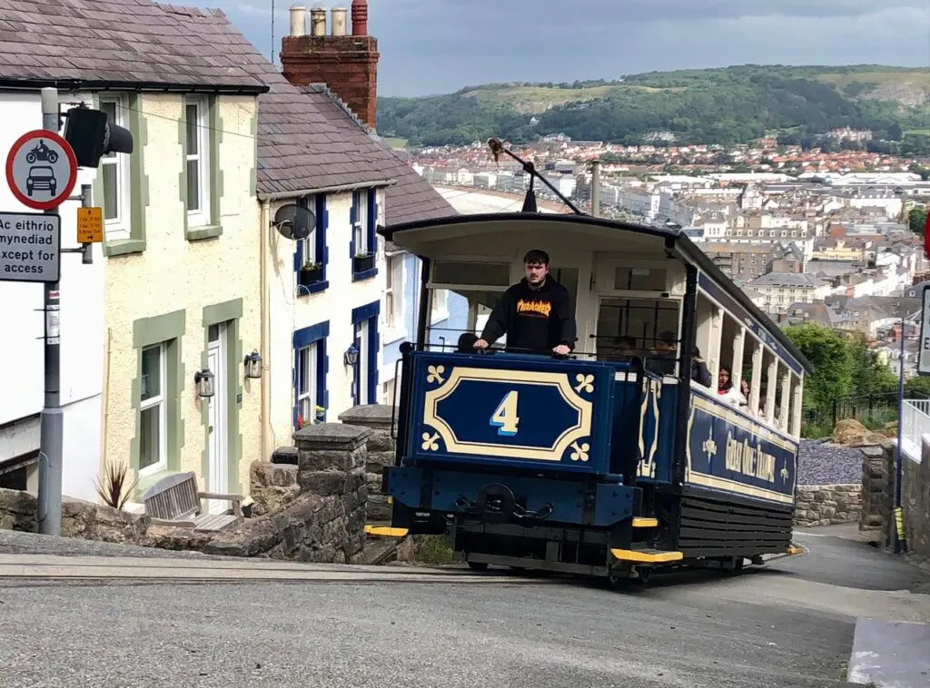 Tram 4 klimt omhoog op de Great Orme Tramway (21 juni 2024)