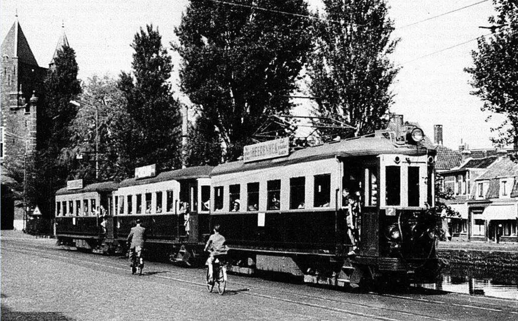 Een Beijnes-tramstel van de De Blauwe Tram in Haarlem