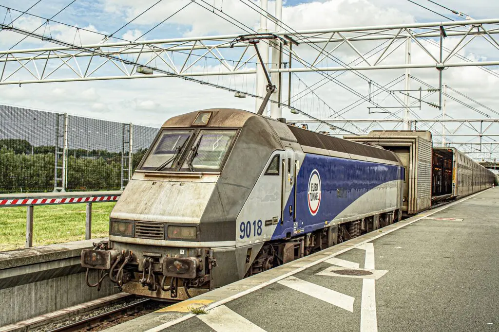 Sinds 1994 rijden treinen door de Kanaaltunnel. We zien een autotrein in Folkestone in 2001.