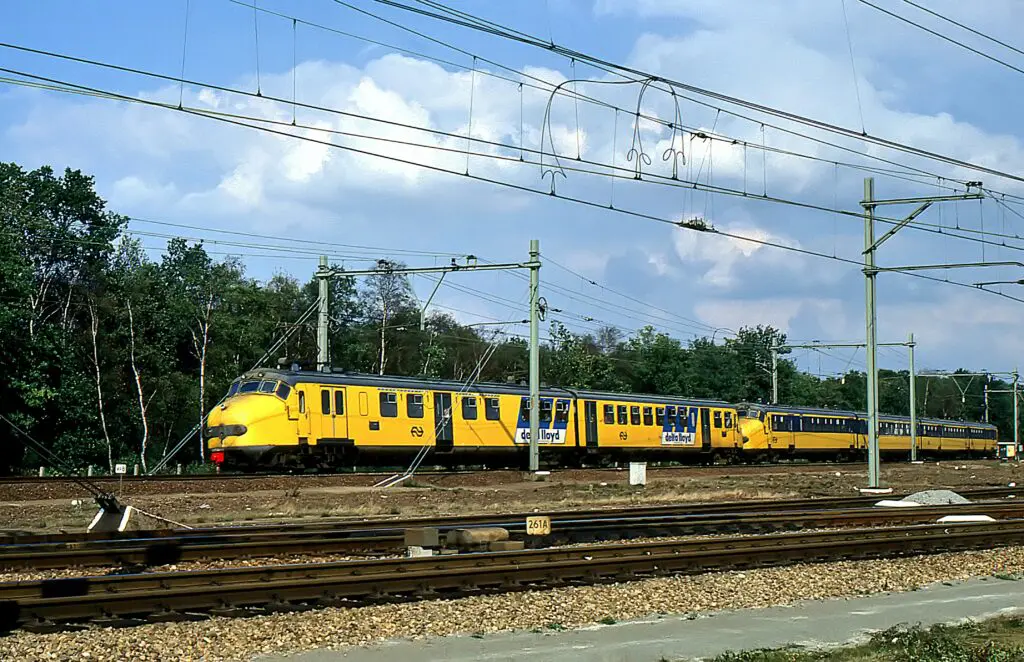 NS Mat'54-stellen 388+1782 naderen op 04-09-1990 het emplacement te Eindhoven als IC 1958 Venlo – Den Haag. Op de voorgrond de lijn uit Weert. Foto: Bert van Diepen. 