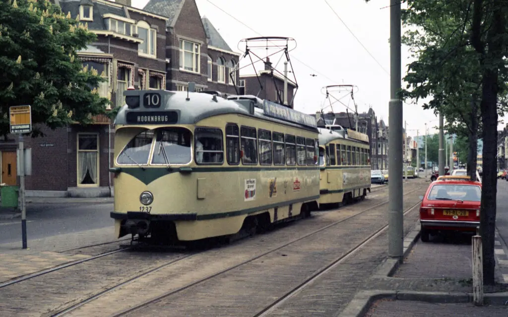 PCC tram 1237 op lijn 10 in Den Haag, 1981. Foto: Maurits van den Toorn