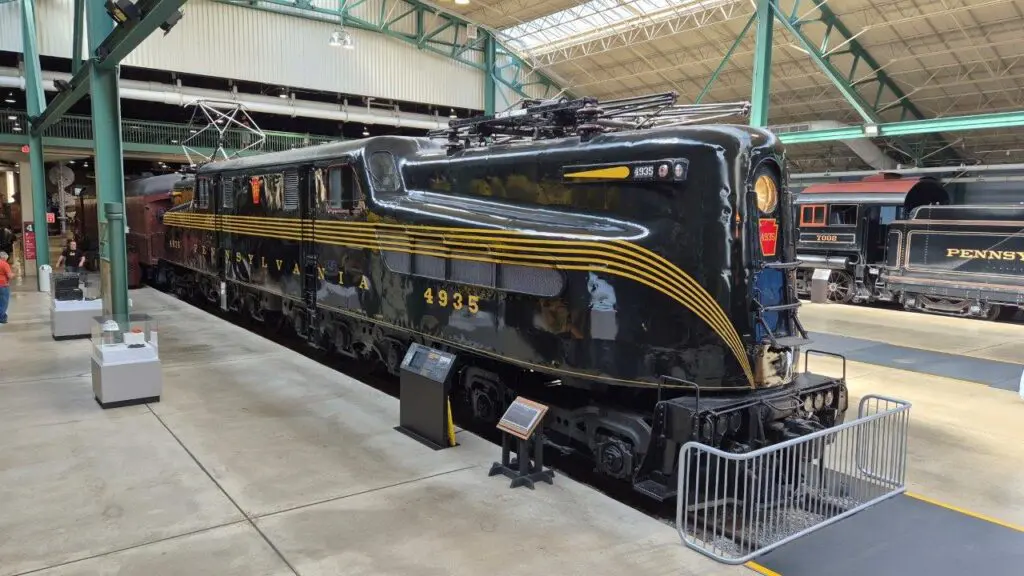 PRR GG1 4935 uit 1943 in het Railroad Museum of Pennsylvania