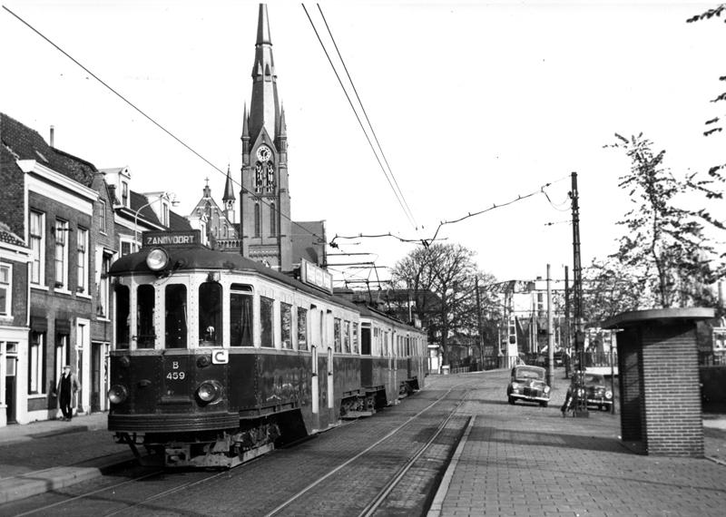 Op 27 oktober 1956 legde L. Albers dit Boedapester tramstel van de NZH-smalspoorlijn Amsterdam - Haarlem - Zandvoort vast op de Kampervest in Haarlem.