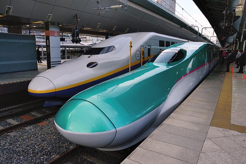 Aan de andere zijde van het Centraal Station is de terminal voor de Shinkansen. Zowel de lijn(en) uit het Noorden (Nagano, Tôhoku en Jôetsu Shinkansen) als het zuiden (Tôkaidô Shinkansen) eindigen hier naast elkaar met een kopstation.Op de foto zien we twee typen naast elkaar. Links staat een E4-series (Shinkansen "MAX", dubbeldeks), welke in dienst kwam vanaf 1997 en rechts een E5-series, welke in dienst kwam vanaf 2011. Beide series rijden normaal gesproken op de Tôhoku en Jôetsu Shinkansen.