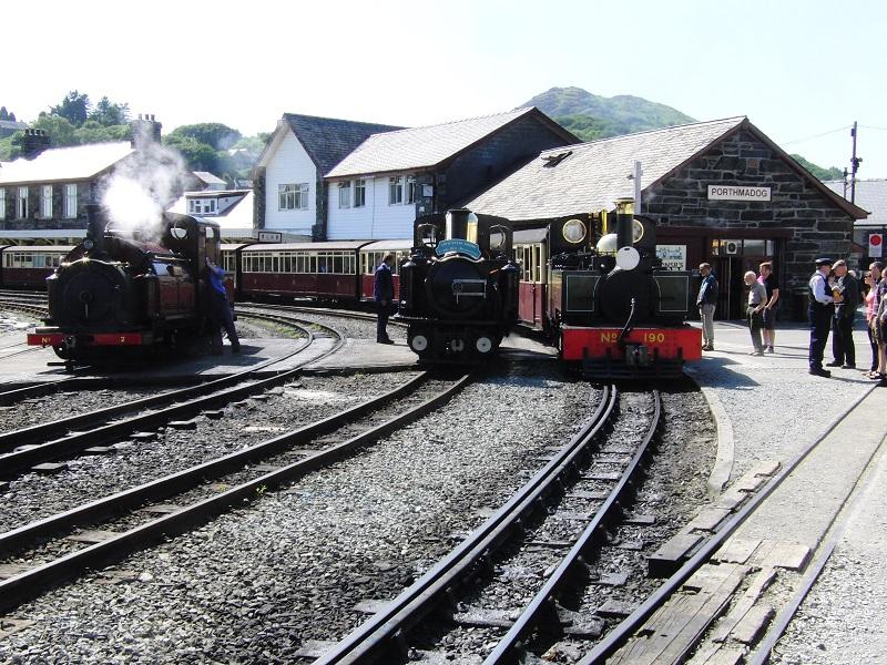 De eerste foto toont een leuke line-up van drie smalspoorlocjes in Porthmaddog. Beginpunt van de Ffestiniog Railway en sinds 2011 ook eindpunt van de 25 mijl (!) lange Welsh Highland Railway.