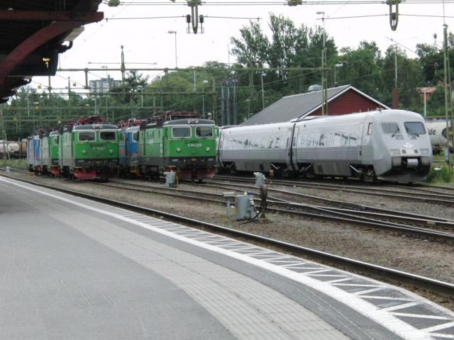 Line up van 2 losse locs en een X2000 in Sundsvall Foto: Theo Gramser Periode: juli 2010