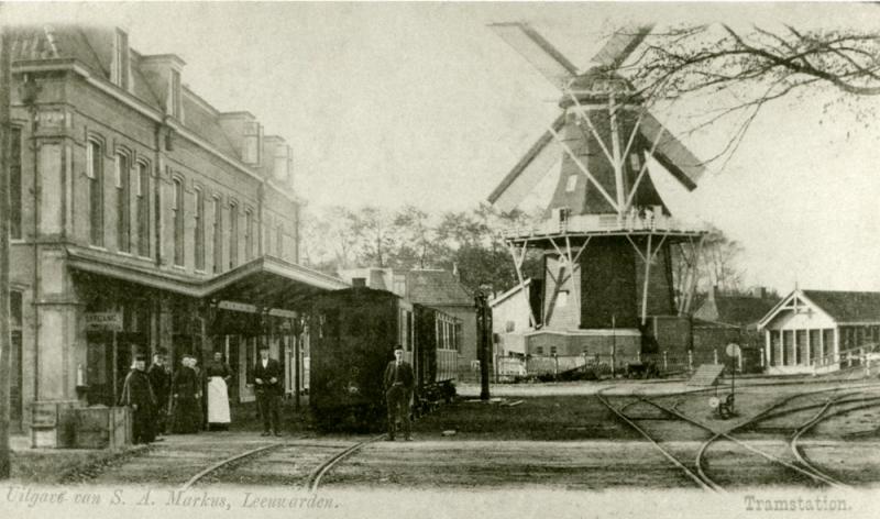 De Noordwestelijke tramlijn, net als andere lijnen in Friesland geëxploiteerd door de Nederlandsche Tramweg Maatschappij (NTM), begon in het station Leeuwarden Vrouwenpoort (op de foto met loc 19, vermoedelijk rond 1905). Later werd de lijn doorgetrokken naar het SS-station van de Friese hoofdstad. De trams reden naar St. Jacobiparochie, maar ook naar Franeker en Arum. Op de achtergrond de molen Het Lam.