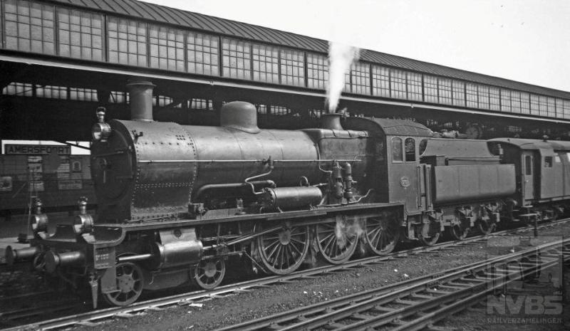 Op de eerste foto zien we NS-locomotief 3789 met een “stalen D”-bagagewagen en reizigerstrein langs een van de perrons van station Amersfoort staan. Het naambord is nog net te lezen. Het is 20 augustus 1935.