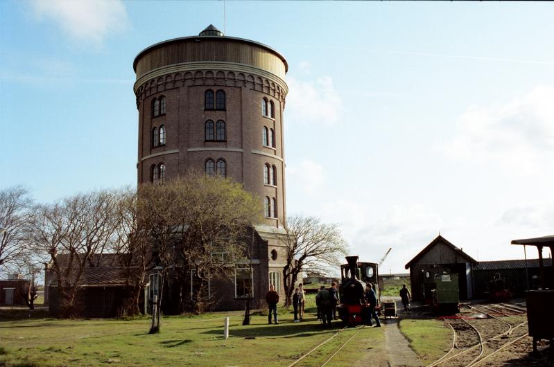 30 april 1982Het is diezelfde K.A. Neve die ruim dertig jaar eerder in de Katwijkse duinen wordt opgehaald om te worden vervoerd naar het Noord-Limburgse stadje Gennep, ooit het knooppunt van de NBDS-lijn Boxtel - Wesel en de MBS-tramlijn Nijmegen - Venlo.