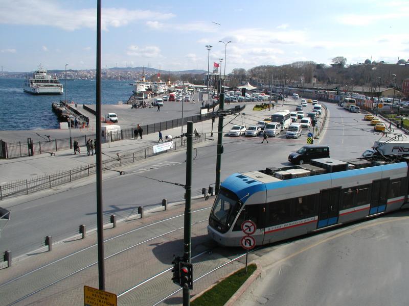 Terug op de Europese oever; de volgende halte is bij het Sirkeçi station.