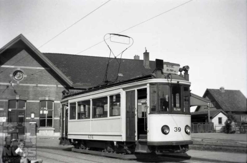 Groningen kende nog een tweede station, meestal aangeduid als “Halte NS” of “Noorderstation”. Ook hier kon je als reiziger per tram naar toe, getuige deze foto van de fraaie motorwagen 39 op lijn 1 aan het eindpunt bij dit station. Toen deze foto werd gemaakt was de Tweede Wereldoorlog al afgelopen: 3 september 1945. Het andere eindpunt lag aan de Esserweg. De Gemeente Tram Groningen schafte in 1921 dertien van deze rijtuigen aan (36-48) die door het Duitse HAWA werden geleverd. Helaas is er na de opheffing van het trambedrijf in 1949 geen een bewaard gebleven. De HTM bood echter uitkomst; zij had in hetzelfde jaar soortgelijke rijtuigen bij dezelfde fabrikant aangeschaft. Eén daarvan, nummer 267 en later pekelmotorwagen H16, werd in 1980 verbouwd tot museumwagen GTG 41.Foto: J.A. Bonthuis (129.189C)