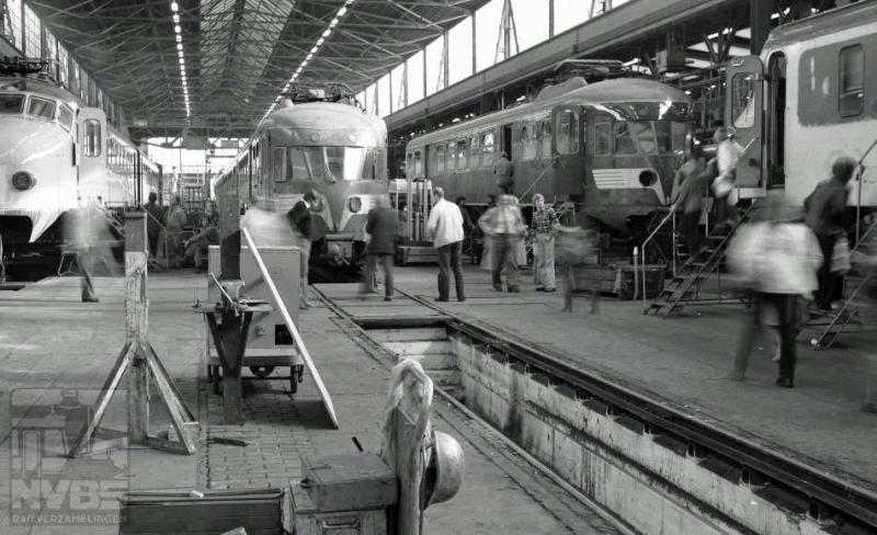 Kennelijk is hier gefotografeerd tijdens een open dag: in de werkplaats te Haarlem. In de montagehal komen we elektrische treinstellen mat'46 en mat'54 tegen. J.A. Bonthuis maakte deze foto op 8 oktober 1979 (539.650C).