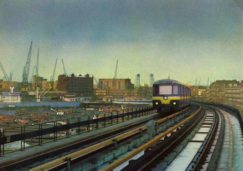 Het traject tussen de stations Rijnhaven en Maashaven. Voor de bewoners van Zuid is het misschien niet zo leuk dat de metro hier bovengronds rijdt, voor de reiziger is er op dit gedeelte altijd wat te zien.