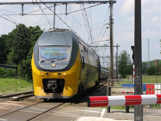 IC 835 onderweg uit Weert richting Roermond, bestaande uit de 8713 en de 8629, loopt aan de O-zijde van het emplacement Haelen over naar LS.