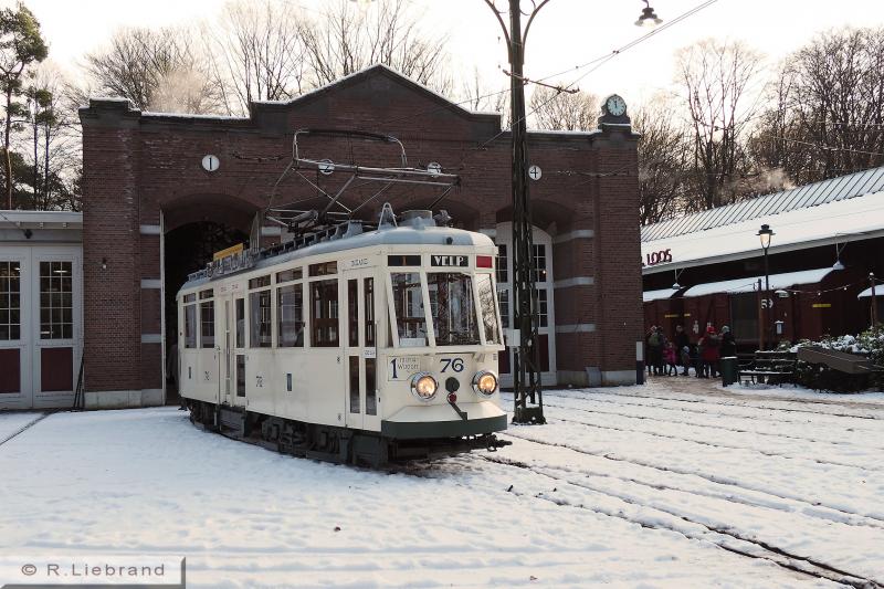 GETA 76, 29 december 2014Motorwagen 76 is zojuist de remise uitgereden. Sporen zijn door de sneeuw bijna onzichtbaar geworden.