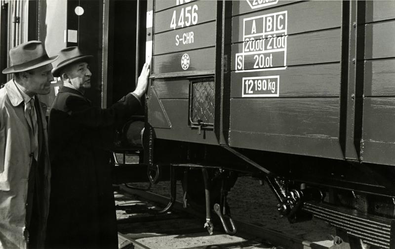 De kwaliteit van het werk wordt geinspecteerd. Op de wagen zijn nog de aanduidingen uit het pre-computer tijdperk te zien. Ook is het vak te zien, met kippegaas ervoor waarin de vrachtbrieven werden meegegeven aan de wagen. In de werkplaats werd dit vak gebruikt om de gewenste reparaties aan te geven.
