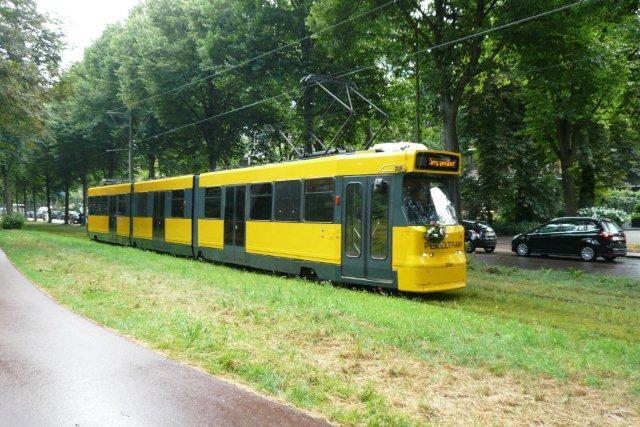 De laatste foto, de enige in kleur, werd gemaakt aan de Scheveningseweg op 5 juli 2014, de dag dat 150 jaar tram in Den Haag (en Nederland) groots werd gevierd met een tramoptocht door de stad. Het nummer 3044 verraadt de herkomst: het is er een van de serie 3001-3100, in 1980/81 gebouwd door BN en nu bijna aan het eind van haar Latijn. De dubbelgelede 3044 werd in 2013 tot pekeltram verbouwd en nu maar hopen op strenge winters om dit fraaie rijtuig vaak in de stad aan het werk te kunnen zien! (foto C. van Hattum; 1541.224).