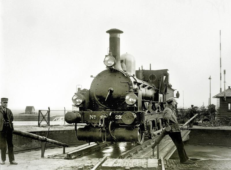 Een loc uit de serie 2900 op de draaischijf te Alkmaar (aan de Helderseweg).