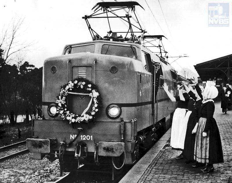 Als na de oorlog de ergste oorlogsschade is hersteld, wordt het elektrificatie-programma met kracht hervat.Op 4 januari 1952 staat een E-loc uit de serie 1200 versierd te Nunspeet om de electrificatie van het traject Amersfoort-Zwolle te vieren.