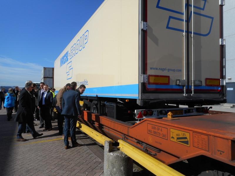 De bezoekers overtuigen zich van het resultaat.