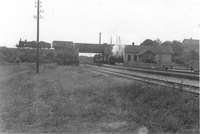 Station Kruispunt Beugen met boven op het viaduct een trein richting Venlo en eronder een NBDS-trein richting Gennep. Vanaf de aanleg tot 1919 exploiteert de NDBS de lijn zelf. Foto: Foto G.J. de Swart 595.063 C Periode: 24 april 1905