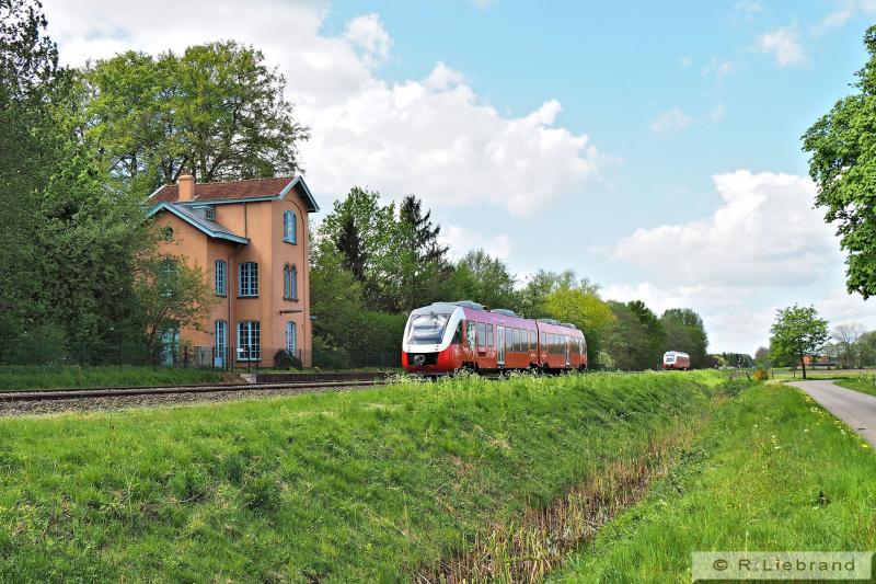 In een keurig halfuurpatroon ontmoeten de dieselstellen naar Zutphen en Oldenzaal elkaar op het passeerspoor van Laren-Almen. Sinds december 2012 rijdt “Syntus Twents” hier met rood/wit gespoten Lint-treinstellen. Tussen 2003 en 2012 reden hier de geel/witte Linten van “Syntus”. Daarvoor was de NS heer en meester op dit traject, de laatste jaren met DM'90-materieel. 7 mei 2015
