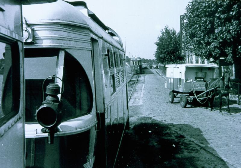 Tramkruising te Rhoon.Het RTM-net was bijna overal enkelsporing, en bij diverse haltes konden trams elkaar kruisen. Tussen Rotterdam en Spijkenisse was Rhoon het gebruikelijke passeerpunt.Op de voorgrond staat loc. M1805, terwijl motorrijtuig M1803 in de verte nadert.Op deze plek staat nu het metro-station Rhoon.Foto: Theo Barten, 10 augustus 1965.