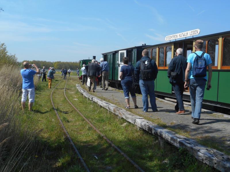 Aankomst op het eindstation; hier ligt een perron met aan beide kanten een spoor. Het 2e spoor wordt gebruikt om de locomotief te laten omlopen, zodat hij bij de terugrit weer aan de voorkant van de trein staat.