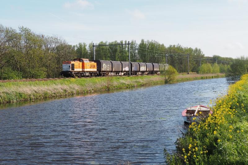 Soms drie soms vier wagens met elk 3 ACTS-containers telt deze trein de laatste jaren. Locon rijdt deze afvaltrein vanaf 1 juli 2011. Locon 220. 7 mei 2015.