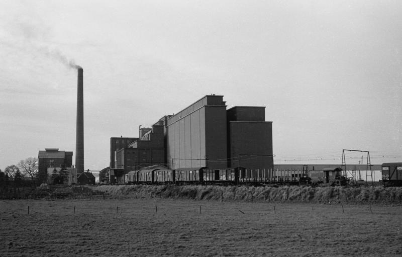 Loc 281 rangeert op het raccordement van Noury & Van der Lande op 29 november 1958. Noury beschikte ook over een eigen elektrische loc en het raccordement was voorzien van bovenleiding. Noury was van 1928 tot 1966 de belangrijkste klant van het industriespoor.