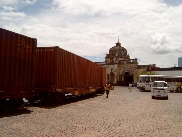 Even verderop ligt het stationsplein. Het station ziet er zo uit de verte nog best knap uit. De trein is door het station gekomen en zal straks linksaf de brug op rijden.