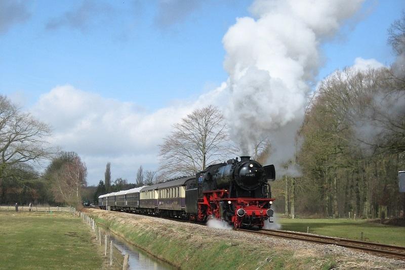 De 23 071 van de VSM voerde de excursietrein aan met in haar kielzog onder meer twee luxe Rheingoldwagens uit de jaren dertig van de vorige eeuw. Nabij Loenen, 25 maart 2006