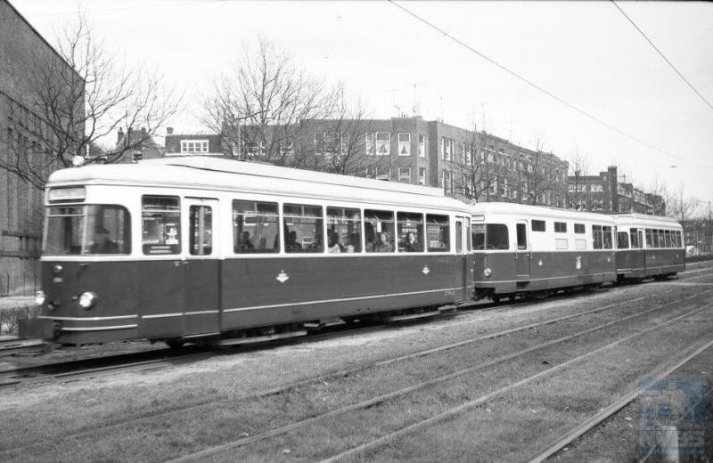 De meest bekende motortram, die ook het langst nog heeft gereden, is natuurlijk het Sperwerstel van de RTM, thans als museumstel in de remise van het Rijdend Tram Museum (RTM) te Ouddorp. Foto: J.A. Bonthuis, 16-4-1964.