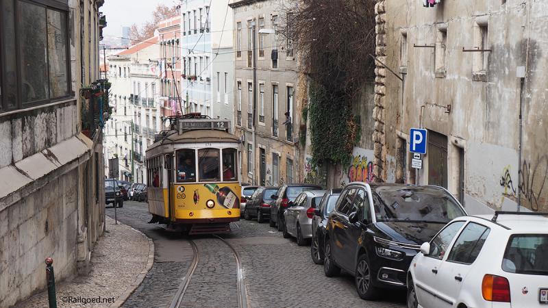 De foto toont motorwagen 578 met nog de typische Amerikaanse uitstraling door de smalle boogramen, ronde balkons en afgeschuinde stootranden.