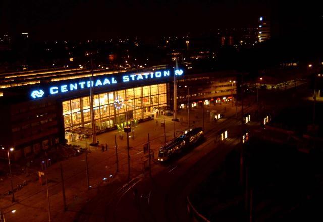 Het station bij avond, gezien vanaf het dak van het Groothandelsgebouw.