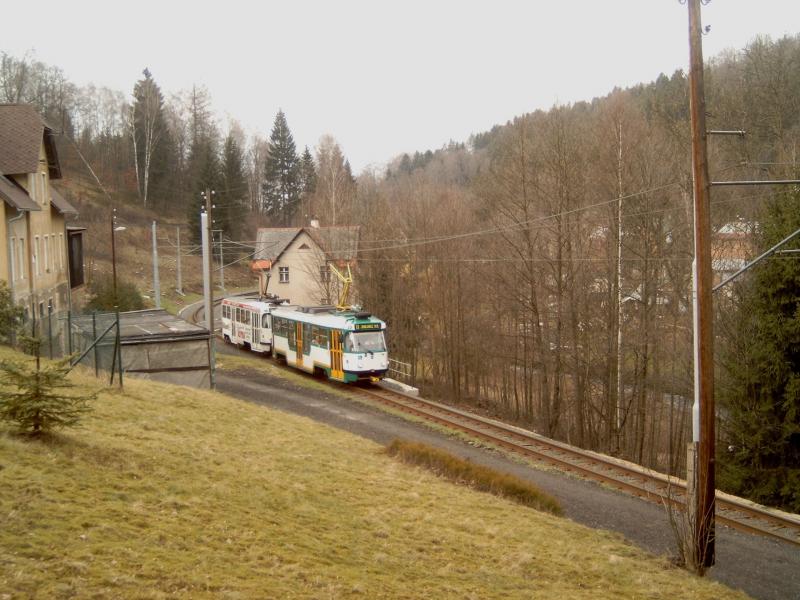 De lijn loopt door het dal van de Nisa (verder stroomafwaarts Neisse geheten, de grensrivier tussen Duitsland en Polen).De voorste tram is verbouwd, deze is voorzien van een verlaagd middendeel.Foto: NB, 2007.