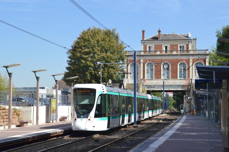 “Moderne trams rond de lichtstad Parijs“