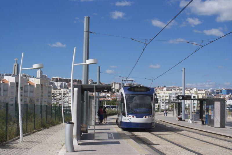 De tram van Porto en Lissabon en het voorstadsverkeer