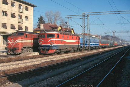 Op reis met oude Grieken, een fotoreis naar en over het Griekse spoornet