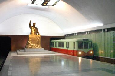 Onbekend Noord-Korea, of Gevangen op vakantie; een drieluik:  Spoor / tram / land