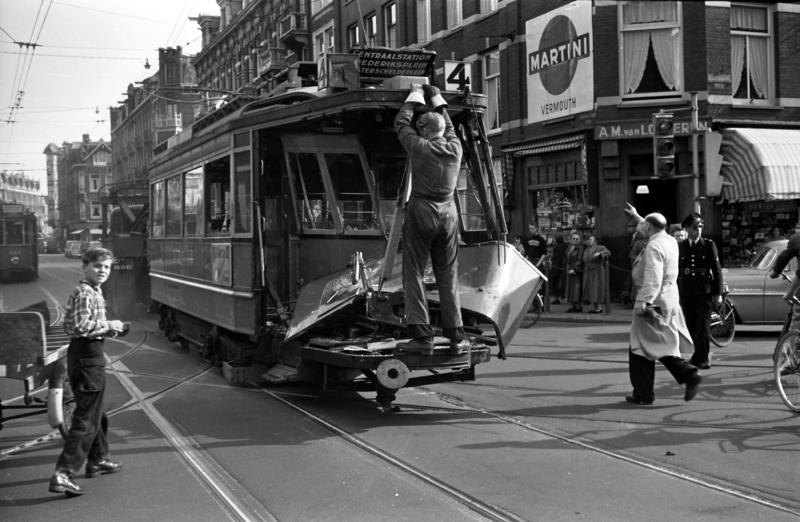 De Amsterdamse lijn 4 heeft voor Jos altijd een bijzondere betekenis gehad, dichtbij zijn huis aan de Ceintuurbaan. Op 21 augustus 1956 kwam het tramstel 412+815 van lijn 4 in de Van Woustraat, op de hoek met de Tweede Jan Steenstraat, in onzachte aanraking met een melkauto. En Jos was vrijwel direkt na het ongeval ter plaatse. Het zag er verschrikkelijk uit. Hoewel noch de tram noch de vrachtauto veel snelheid hadden, werd nummer 412 uit de rails gedrukt, waarbij van het voorbalkon niet veel meer over bleef. Zolang de vloer van de tram de klap opvangt valt de schade meestal wel mee, maar balkonscherm en glaspui zijn uiteraard niet tegen grof geweld bestand. Van de melkauto kwam nagenoeg de hele lading lege en volle melkflessen (in 1956 werd de melk nog in flessen verpakt) op de straat terecht, hetgeen een uur werk voor de Stadsreiniging betekende. Motorwagen 412 was nog maar net van railremmen voorzien, maar die mochten hier niet baten. Fotograaf Cor van Mechelen was nog net op tijd om de 412 door de Mack weggesleept te zien worden.