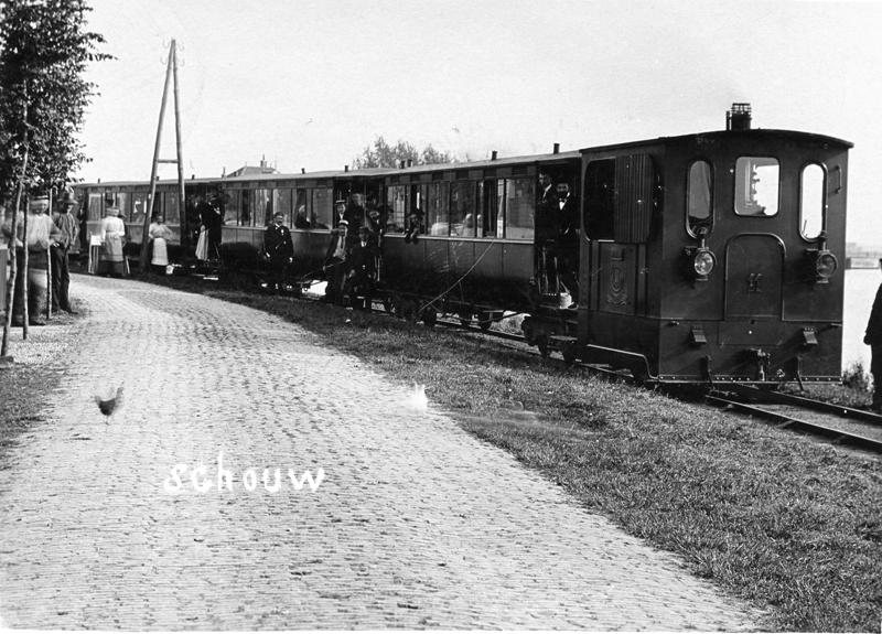 Jos Jekel is altijd een nogal fanatiek verzamelaar van prentbriefkaarten met trams geweest en hij heeft dan ook in de loop van de jaren een indrukwekkende verzameling opgebouwd. Een van zijn topstukken is wel deze fotokaart van een stoomtram van de TNHT naar Purmerend, opgenomen rond 1905 nabij Het Schouw. Een dergelijke fotokaart van een stoomtram is tegenwoordig een fel begeerd verzamelaarsitem.