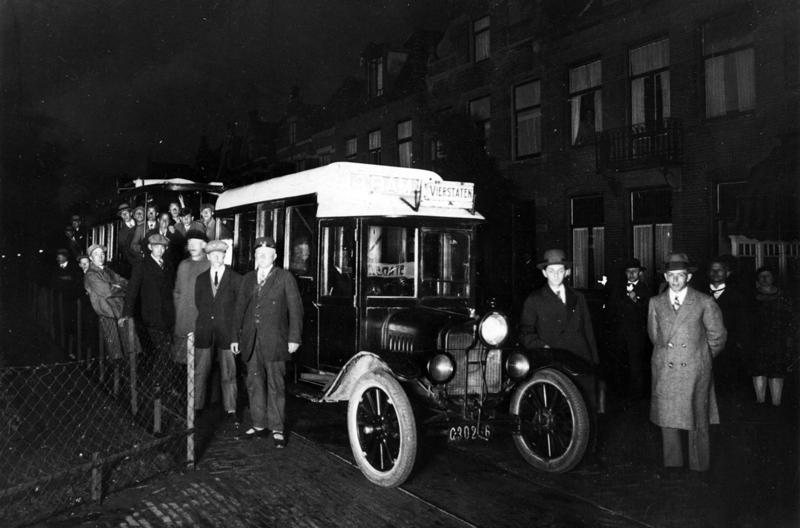 Op 22 juni 1929 reed de Alkmaarse tractortram, hier op de Stationsweg, zijn laatste rit. De foto komt uit de verzameling van H.J.A. Duparc.