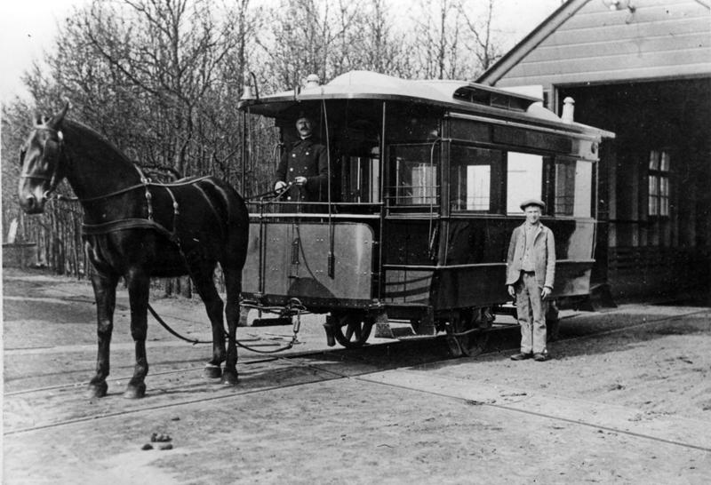 Het Provinciaal Ziekenhuis ′Duin en Bosch′ te Bakkum had van 1914 tot 1938 een eigen tramlijn naar het station Castricum. In 1920 werd de lijn geëlectrificeerd. Deze foto van C.A.B.A.M. Schade van de tram voor de remise te Bakkum moet daarom uit de periode 1914-1920 dateren.