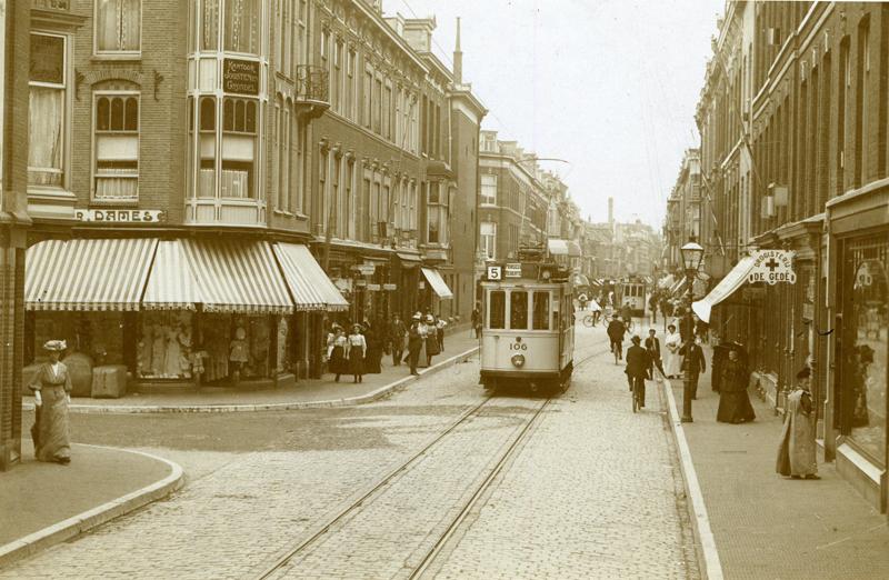 Al in 1895 had HTM plannen om het net van paardentramlijnen te elektrificeren maar pas begin 1904 verleende de gemeente om de bestaande zes paardentramlijnen te elektrificeren en een viertal nieuwe elektrische lijnen in gebruik te nemen. Begin 1906 kwamen de elektrische lijnen 3 en 5 in exploitatie. Lijn 3 als opvolger van paardentramlijn C; lijn 5 was de eerste geheel nieuwe lijn. Op deze foto uit 1908 zien we in de Piet Heinstraat motorrijtuig 106 op lijn en motorrijtuig 159 met een aanhangrijtuig op lijn 3. Deze foto komt uit de verzameling van H.J.A. Duparc.