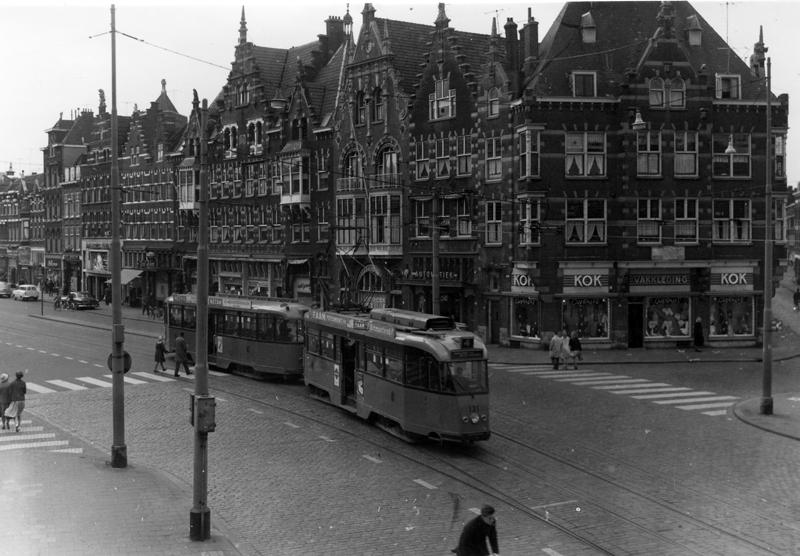 Een fraai stadsgezicht vormt nog steeds het begin van de Schiedamseweg. Op 19 mei 1962 komt lijn 4 met 131+1054 vanaf Schiedam en zal aanstonds linksaf de Lage Erfbrug oprijden, om via de Nieuwe Binnenweg het centrum te bereiken. Foto: Ab van Donselaar.
