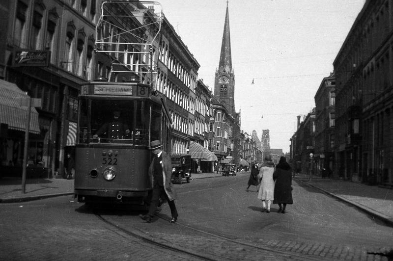Ook de Rotterdamse vierassers, die meer dan 35 jaar beeldbepalend waren voor de Maasstad, waren bij de aflevering voorzien van een klassieke gangkruk, zoals we op deze foto van H. Solle uit 1931 goed kunnen zien. Motorwagen 522 van lijn 8 komt hier uit de Van Oldebarneveldtstraat en gaat op weg maar Schiedam. Bij wijze van uitzondering is het wagennummer goed leesbaar. Zwarte nummers op een mosterdgele achtergrond gaven nogal eens problemen. Hetzelfde gold de lijnnummer- en richtingfilms, die op zwart/witfoto′s vaak nauwelijks leesbaar waren.
