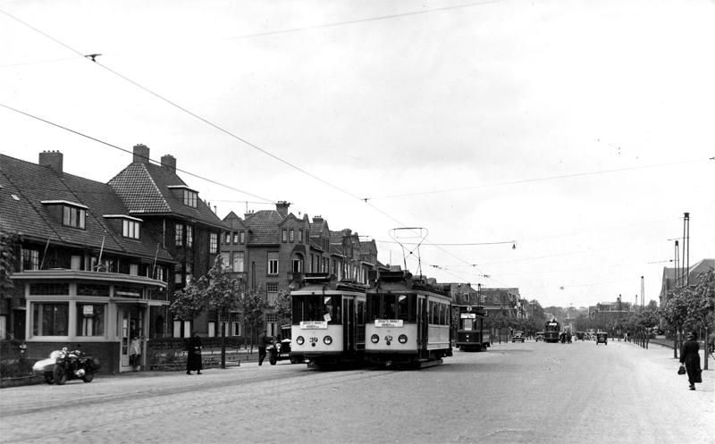 Op deze foto zien we op de Heereweg te Groningen maar liefst vier motorrijtuigen van de Gemeentetram Groningen in actie: de wagens 39 en 42 op lijn 5 en de wagens 8 en 32 op lijn 1. Repro L.J. Biezeveld.